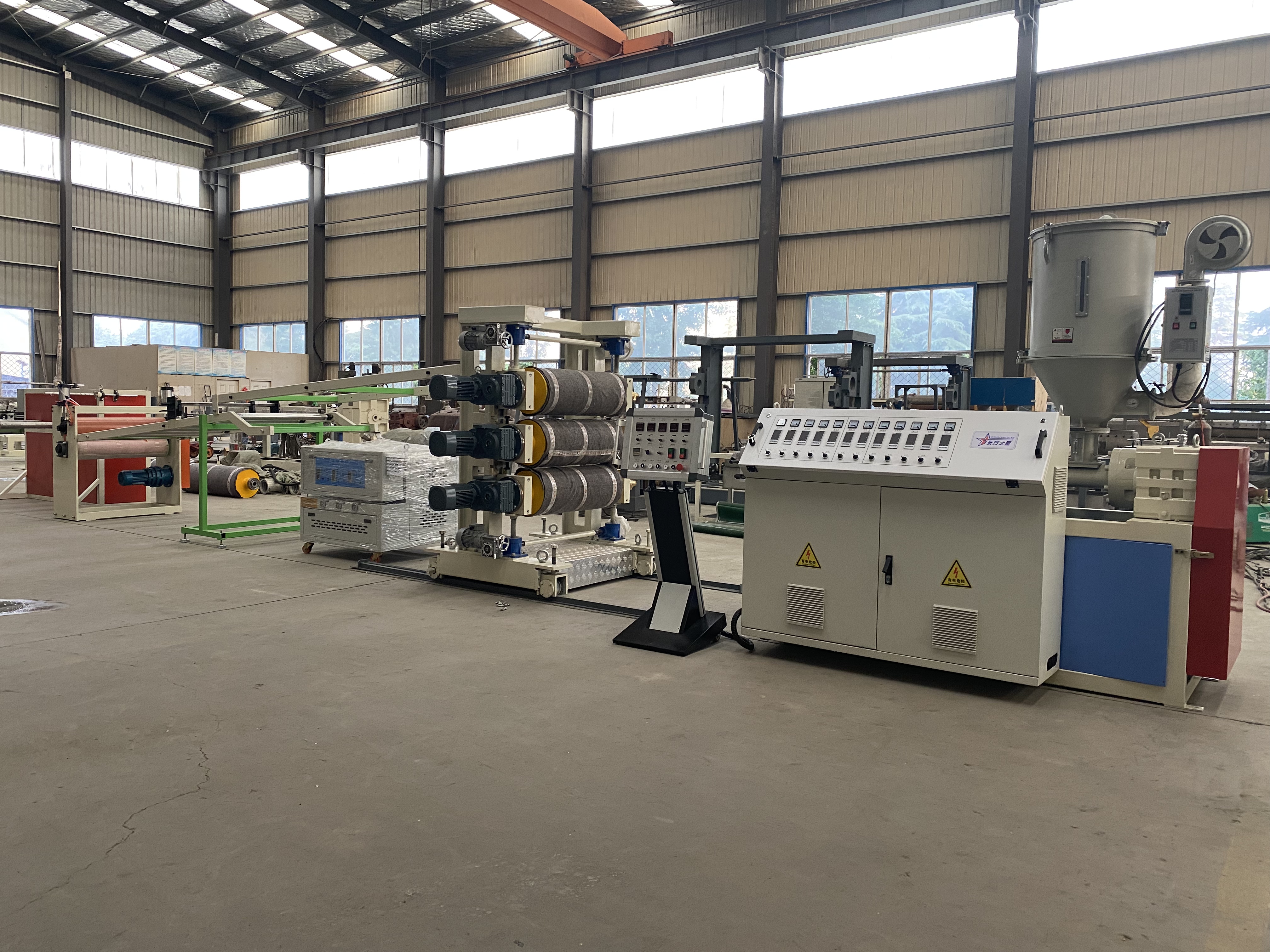 Qingdao Eaststar, Avropa Qablaşdırma Bazarına xidmət etmək üçün yüksək performanslı PE / PP / PP / PP vərəqi istehsal xəttinin göndərilməsini başa çatdırır