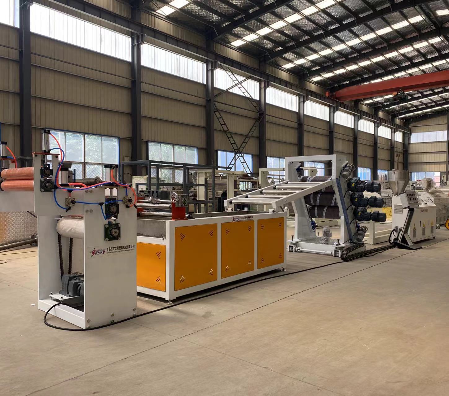 Professional PVC çevik qapı pərdə istehsal xətti həlləri Səmərəli sənaye qapısı pərdə istehsalını aktivləşdirir