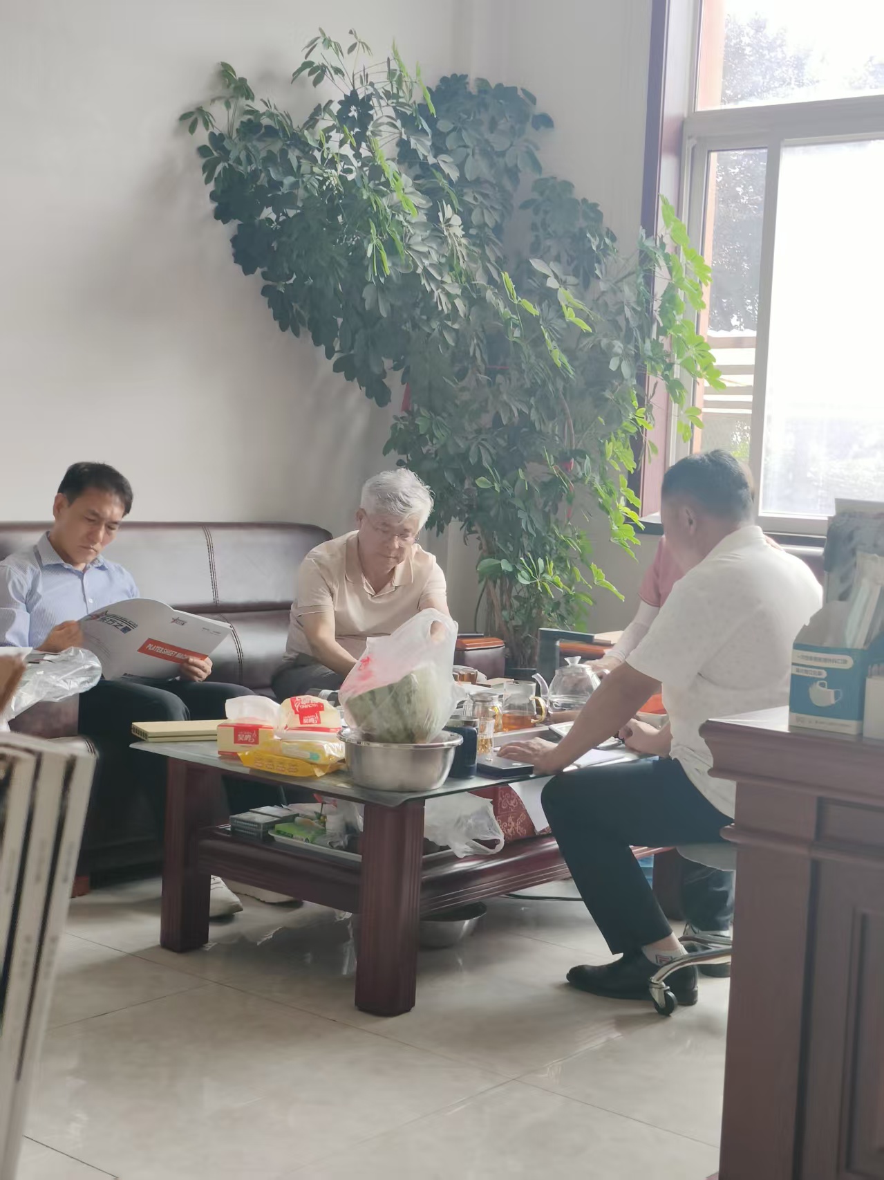 Xarici bazarlarda mövcudluğunu dərinləşdirən uzunmüddətli Cənubi Koreyalı müştəri PVC döşəmə avadanlığımızı yoxlamaq üçün bir daha şirkətimizə baş çəkdi.