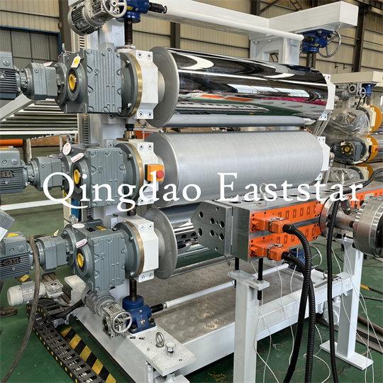 Vərəqə üç rulonlu təqvim əmələ gətirən maşın